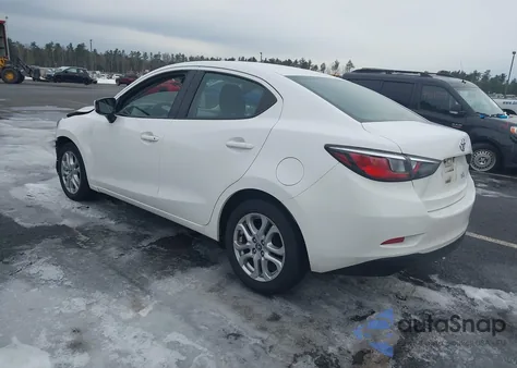 2018 Toyota Yaris Ia из США, поврежденный, VIN 3MYDLBYV8JY332894